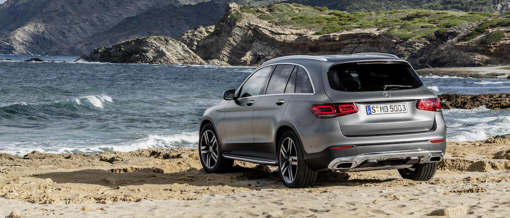 En Mercedes-Benz GLC står parkerad på stranden. (AI text)