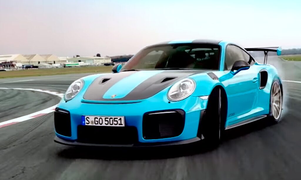 En Porsche 911 GT3 RS kör på en bana. (AI text)