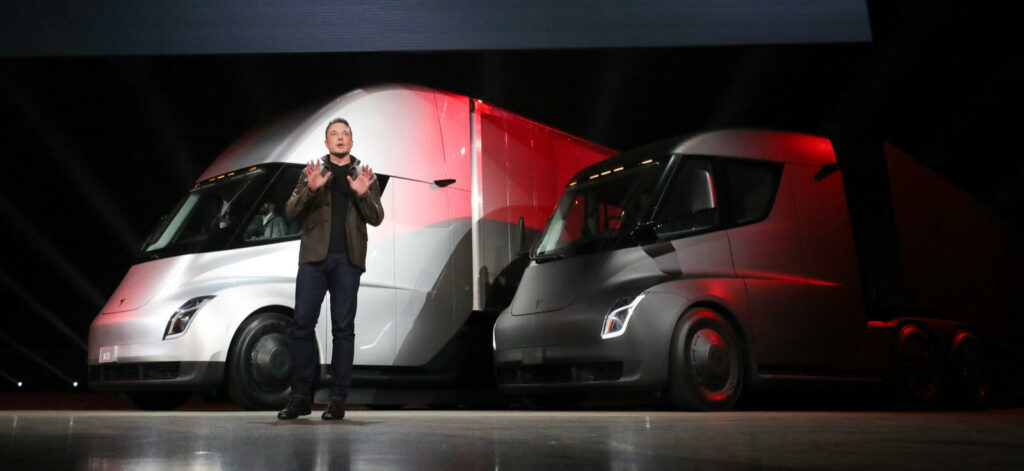 Tesla-lastbilarna står parkerade framför scenen. (AI text)