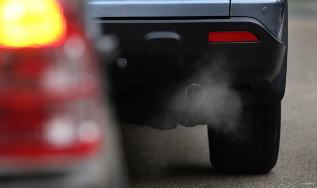 En bil som avger rök (AI text)