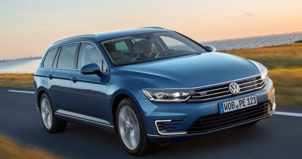 Volkswagen Passat kör längs vägen (AI text)