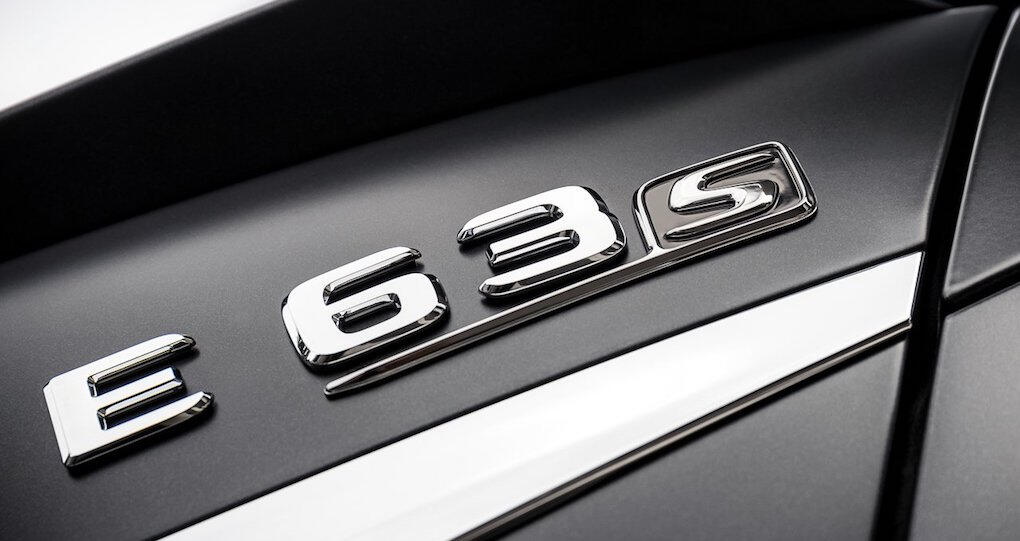 Mercedes-Benz E63S-märket på huven (AI text)