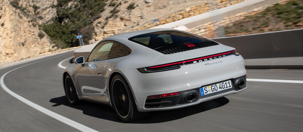 Porsche 911 Carrera S kör längs en bergsväg. (AI text)