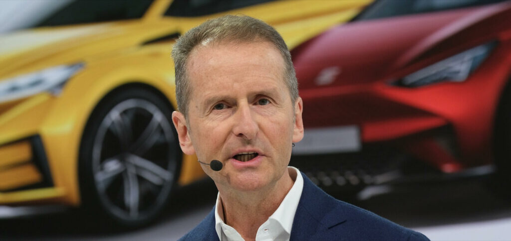 En man talar till en grupp bilar. (AI text)