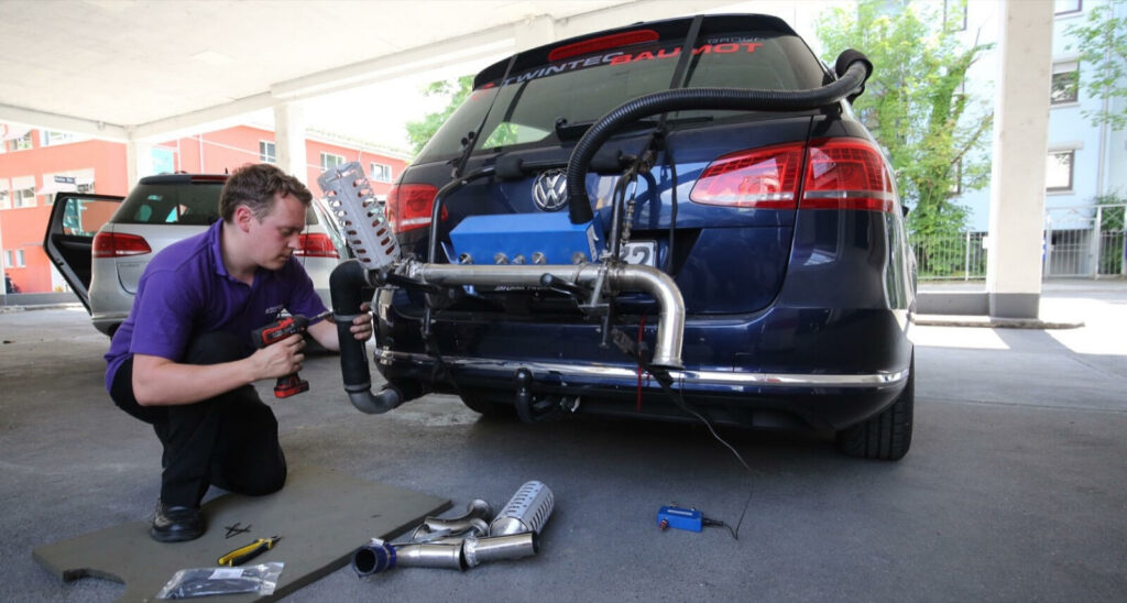 För att mäta utsläppen korrekt används särskild utrustning som monteras bakom bilen.