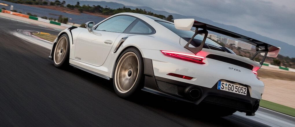 Porsche 911 GTS RS kör på en bana. (AI text)