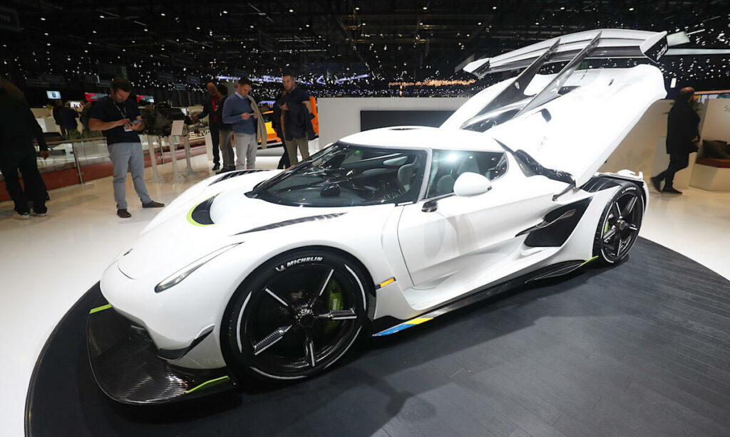 En vit sportbil visas upp på London Motor Show. (AI text)