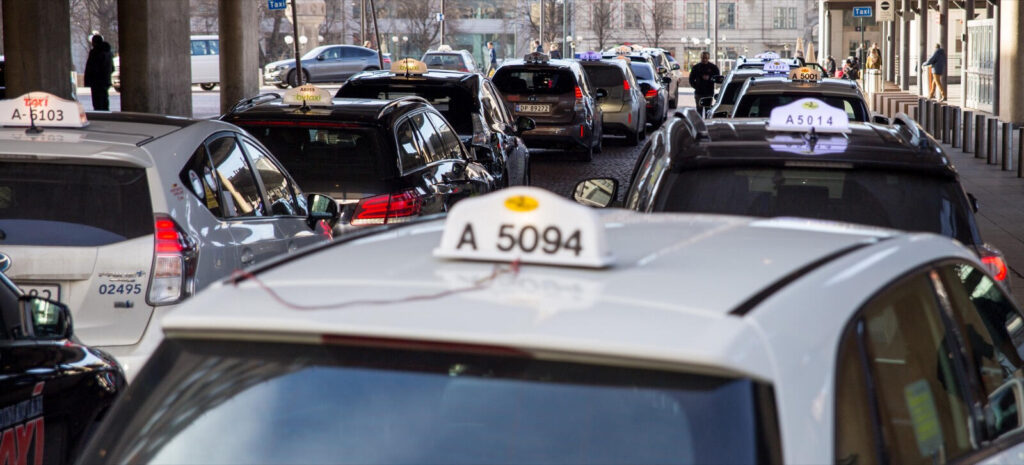 En taxi i en stad. (AI text)