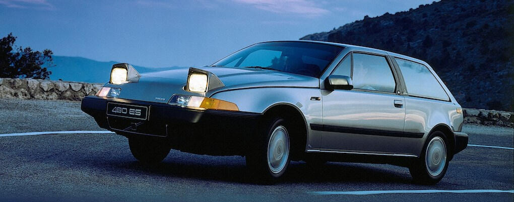 En bil kör nerför en bergsväg. (AI text)