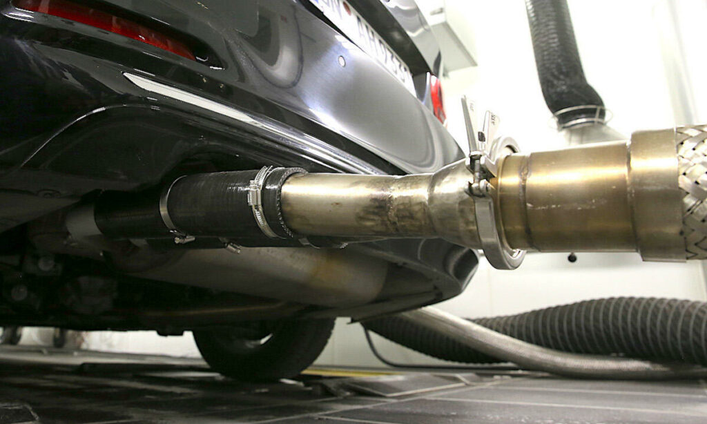 En bil med en utluftningsrör. (AI text)