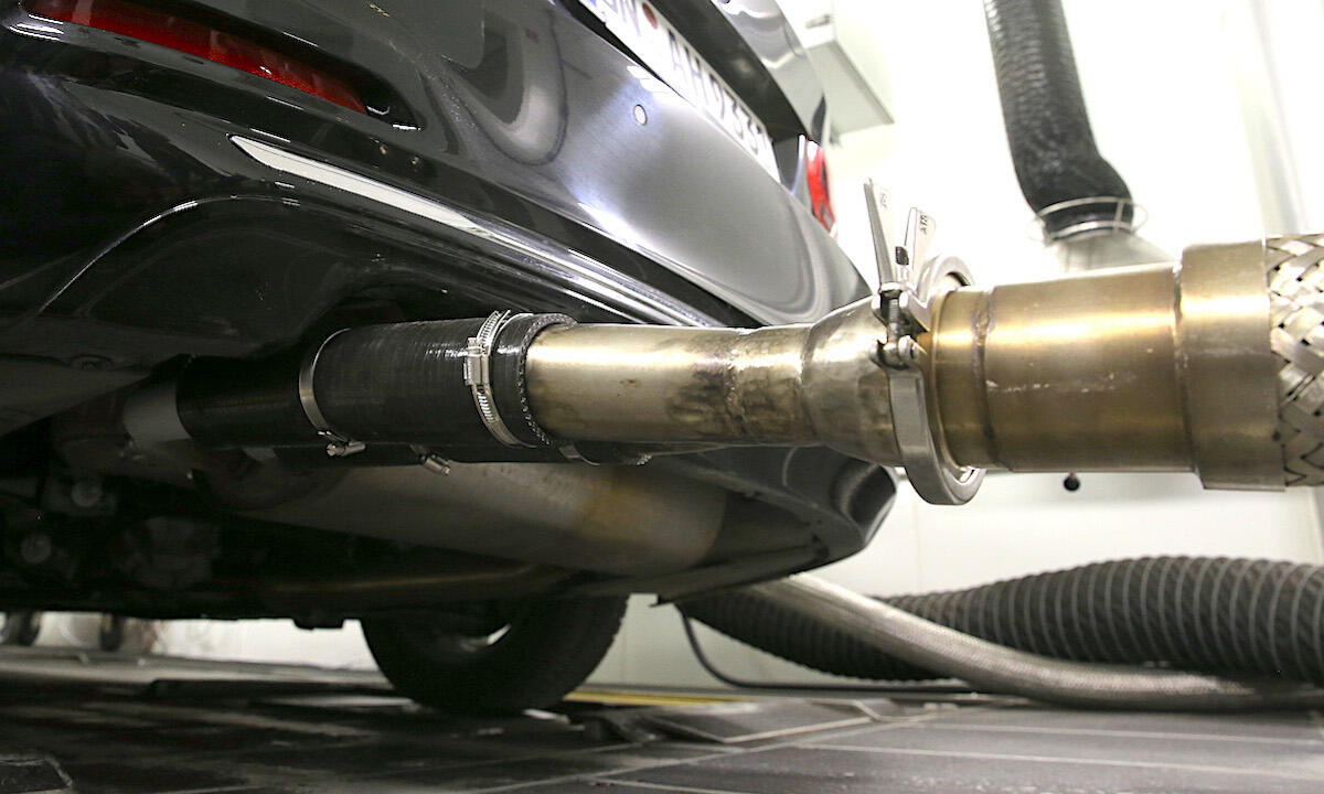 En bil med en utluftningsrör. (AI text)