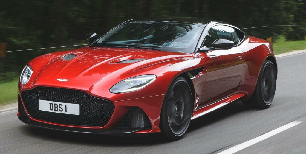 En Aston Martin Vantage GT kör längs en landsväg. (AI text)