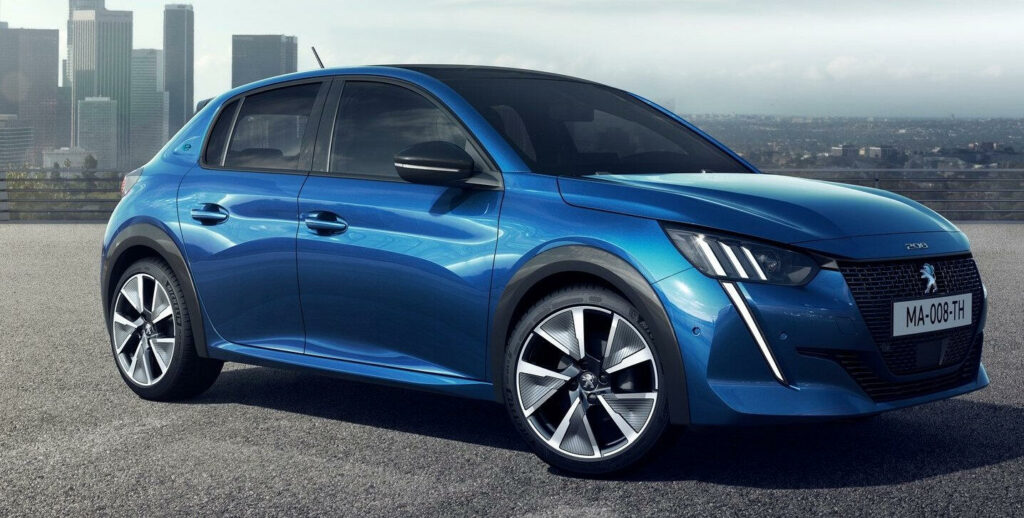 Nya Peugeot 208 kommer med tre motoralternativ: Bensin, diesel samt eldrift. 50 kWh-batteri, elmotor på 136 hk, WLTP-körsträcka 34 mil.