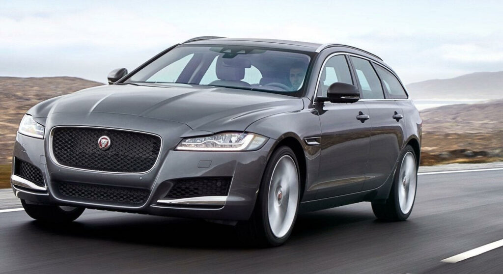 Jaguar XF kör längs vägen. (AI text)