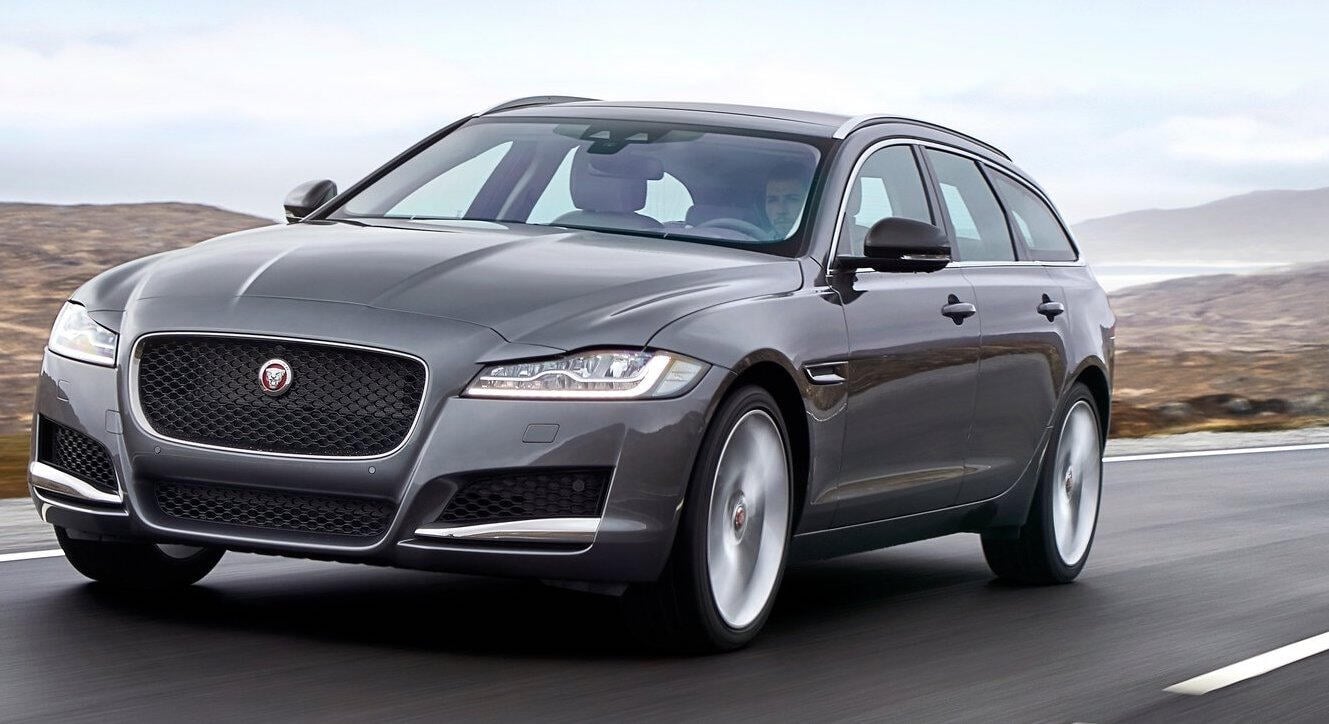 Jaguar XF kör längs vägen. (AI text)