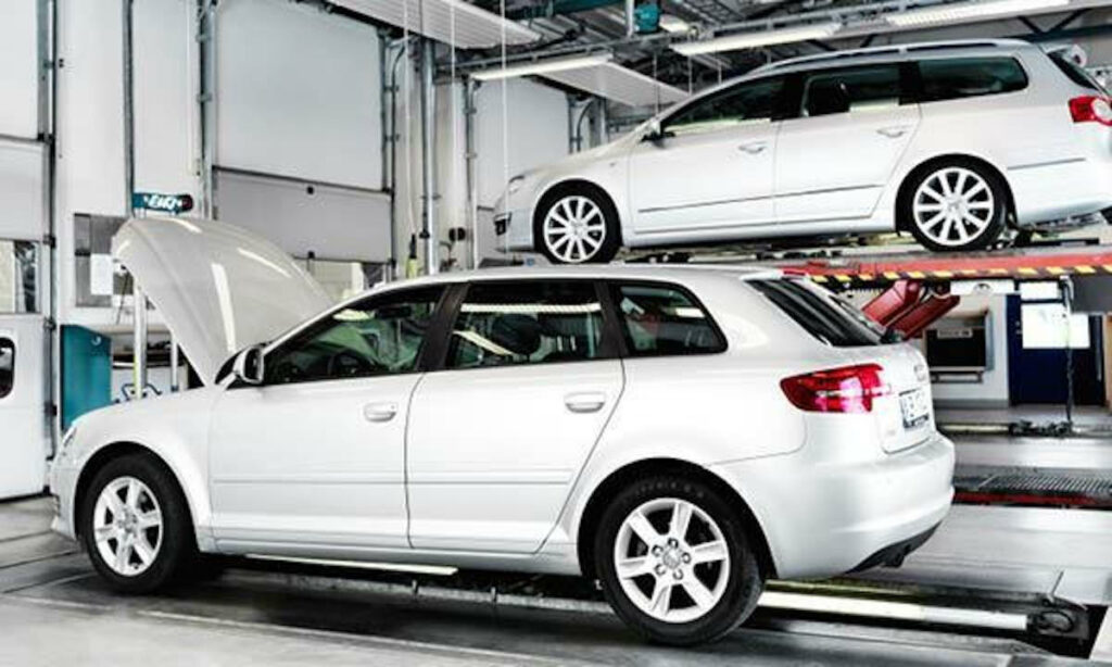 En bil repareras i en garage. (AI text)