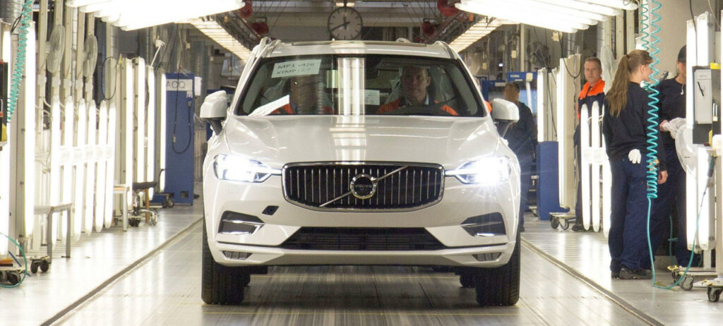 En Volvo XC90 sätts ihop på en fabrik. (AI text)