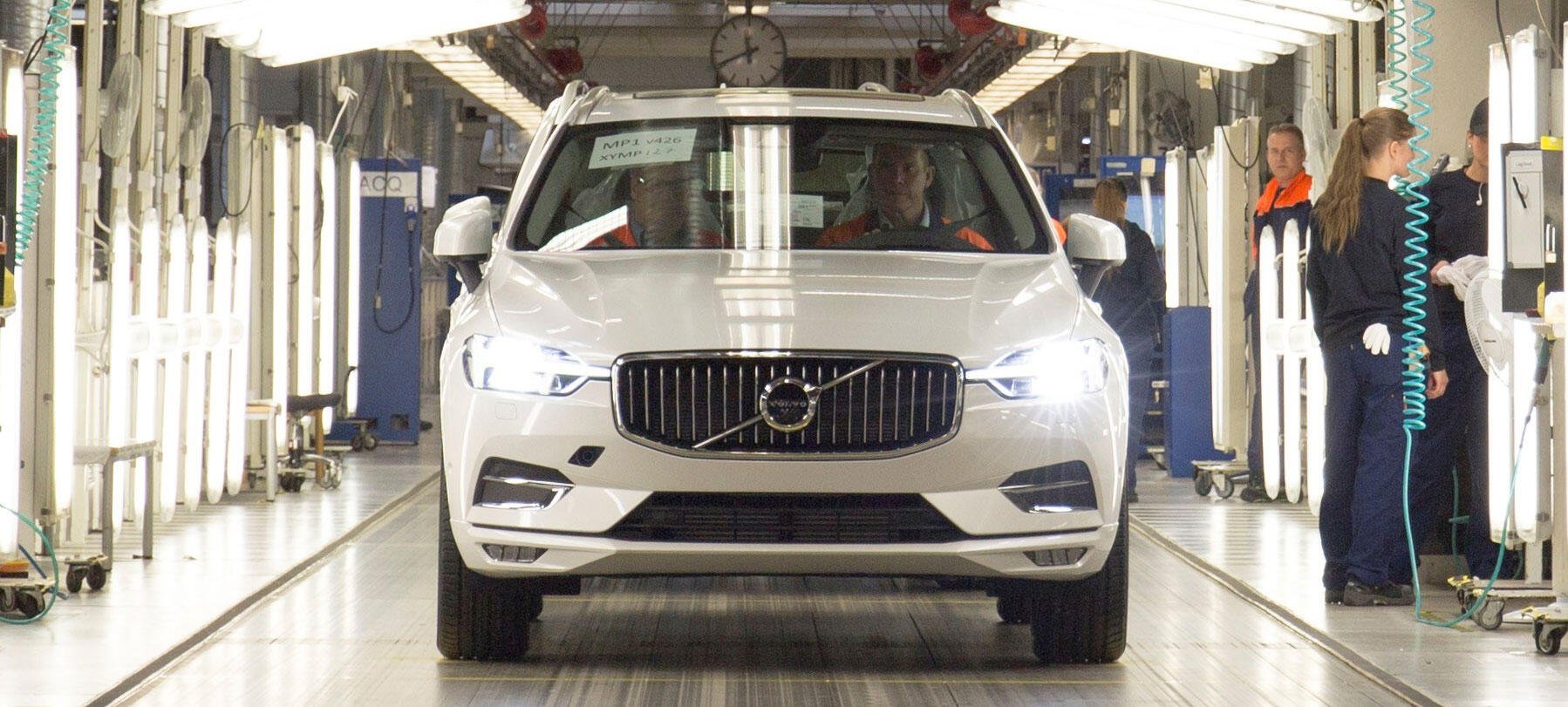 En Volvo XC90 sätts ihop på en fabrik. (AI text)