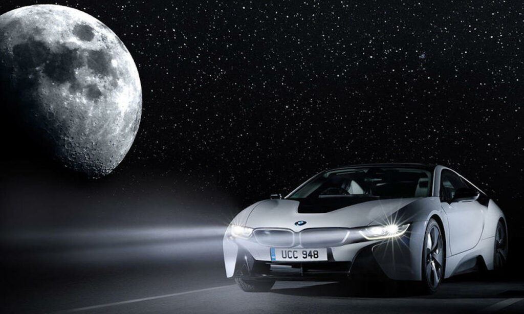 BMW I8 kör på vägen med månen i bakgrunden (AI text)