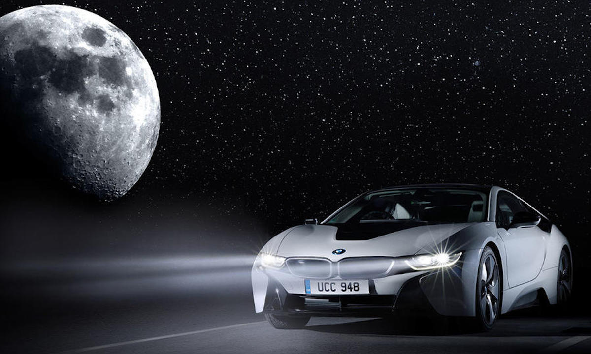 BMW I8 kör på vägen med månen i bakgrunden (AI text)