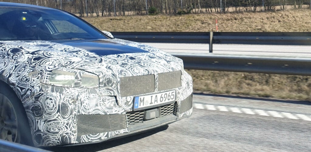 BMW X1 spåras på vägen (AI text)