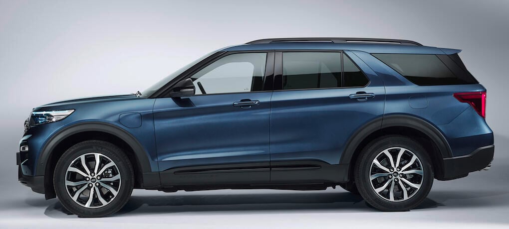 Ford Explorers från 2020 visas i en studiosättning. (AI text)