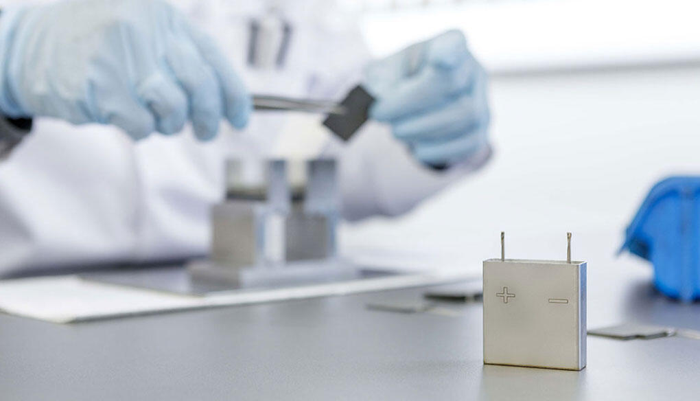 En forskare arbetar med en ny batterilösning för bilen. (AI text)