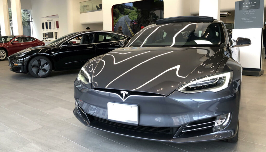 Tesla Model X utställd i en showrum (AI text)