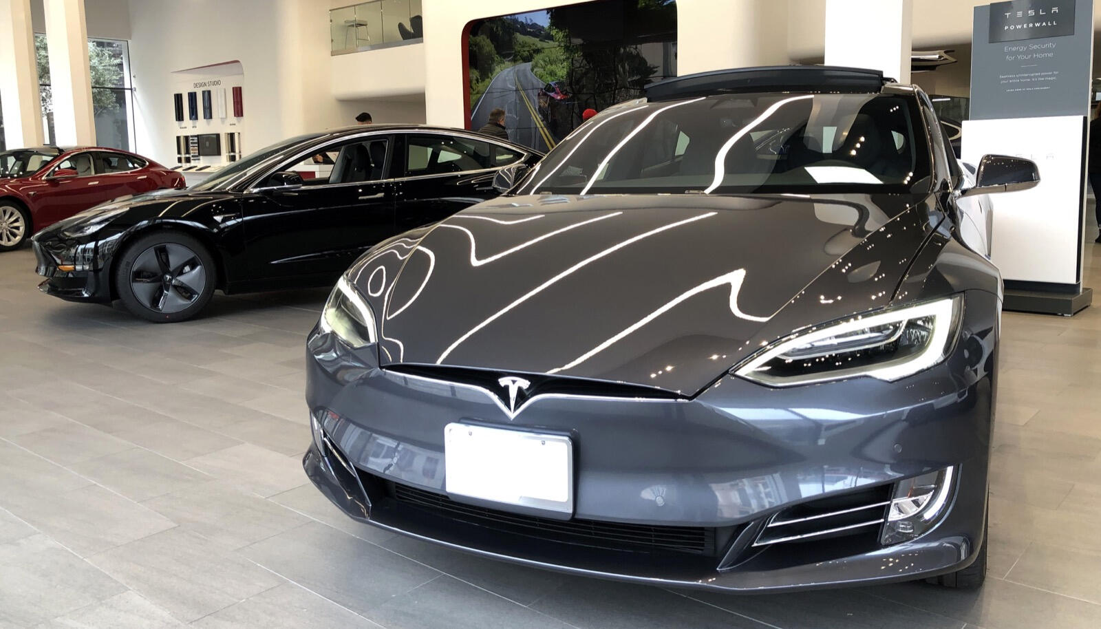 Tesla Model X utställd i en showrum (AI text)