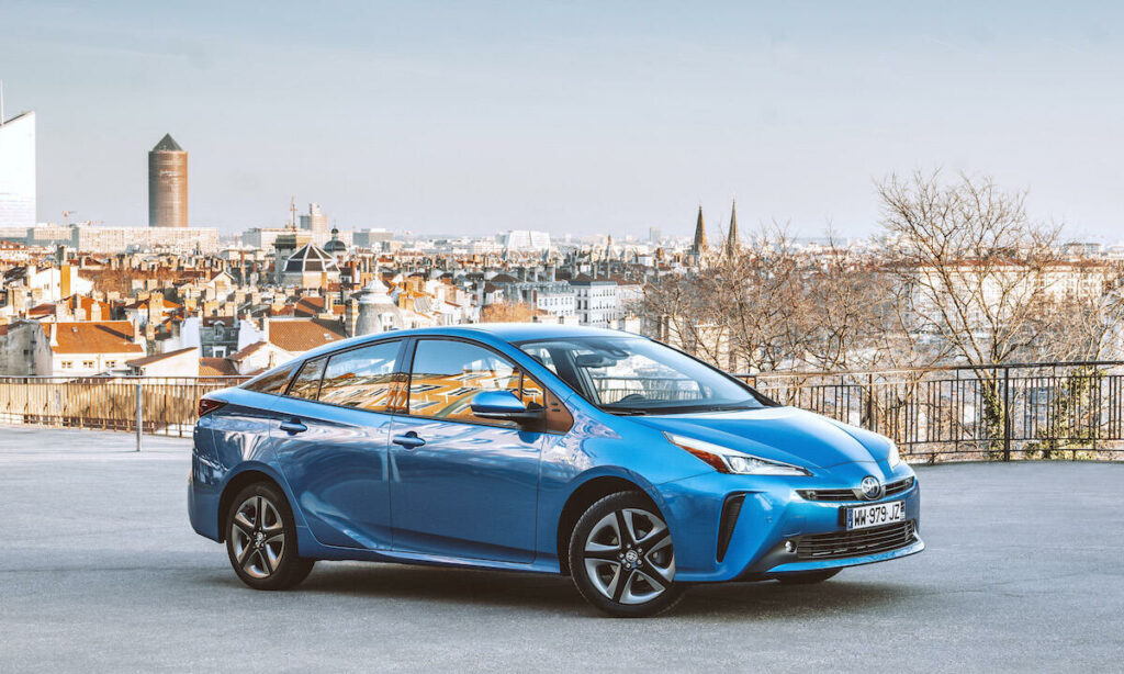 En Toyota Prius parkerad framför en stad. (AI text)