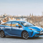 En Toyota Prius parkerad framför en stad. (AI text)
