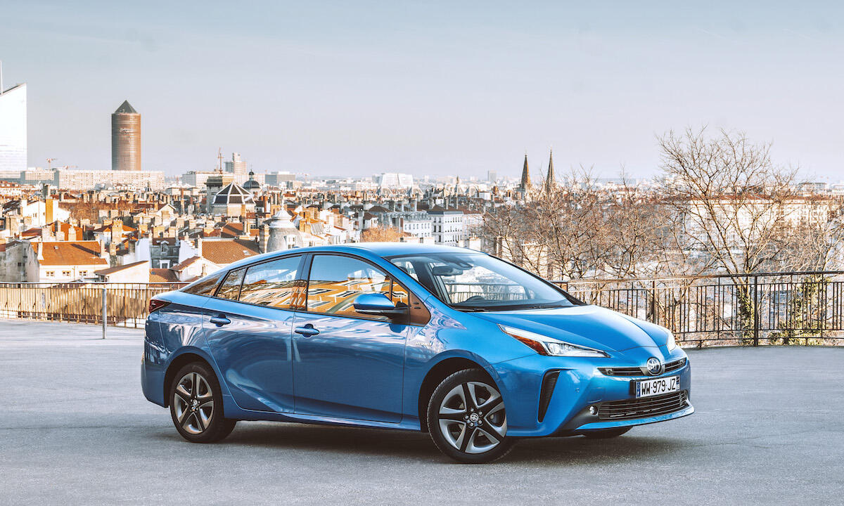 En Toyota Prius parkerad framför en stad. (AI text)