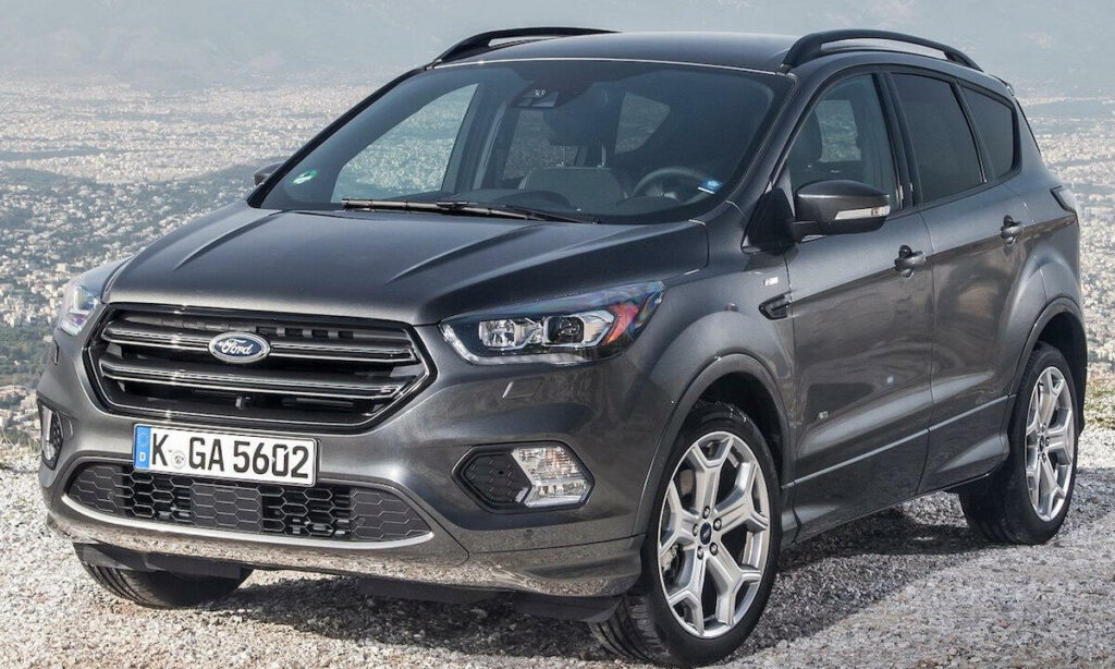 2019 Ford Escape parkerad på en klippiga backe (AI text)