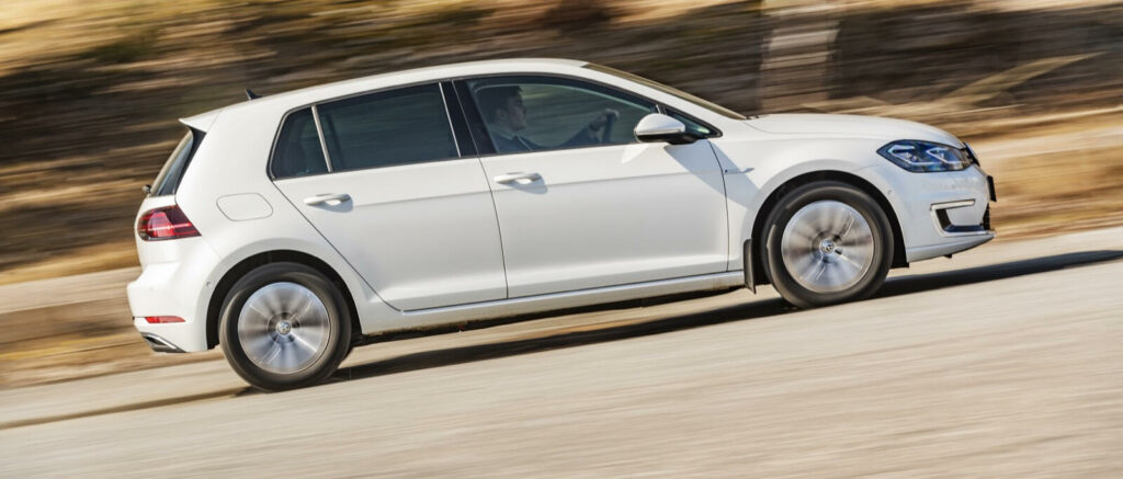 Volkswagen Golf e GTI kör längs en landsväg. (AI text)