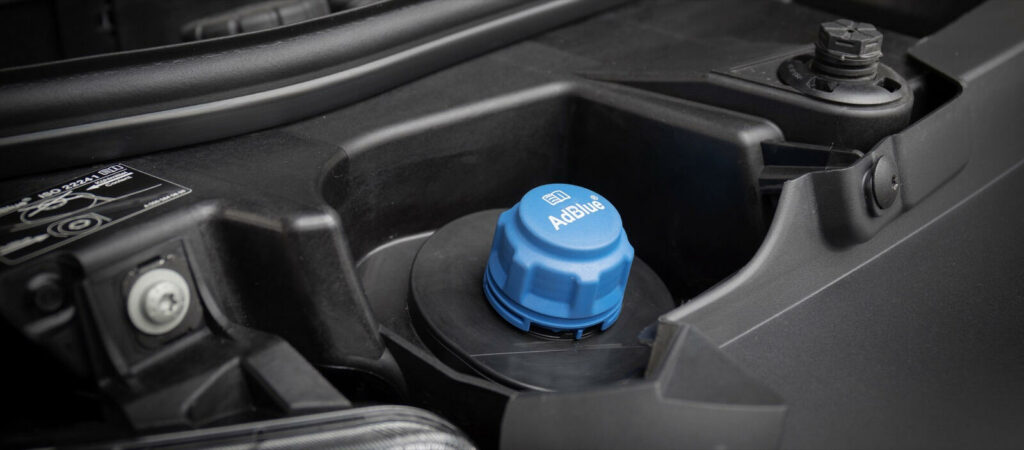 En bil med en blå bränsle tank. (AI text)