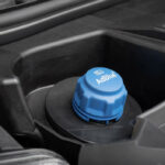 En bil med en blå bränsle tank. (AI text)