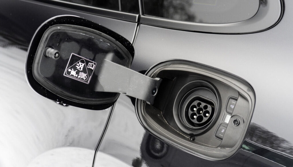 En bil står parkerad vid en elbils-laddstation. (AI text)