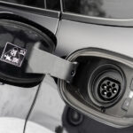 En bil står parkerad vid en elbils-laddstation. (AI text)