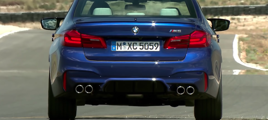 BMW X5 M sportar på en väg. (AI text)