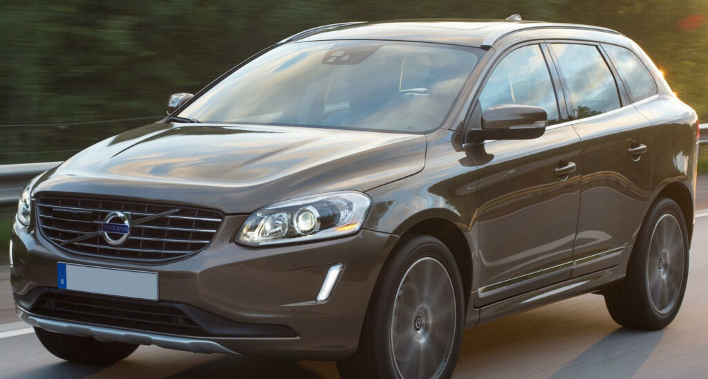 En Volvo XC90 SUV kör längs vägen. (AI text)