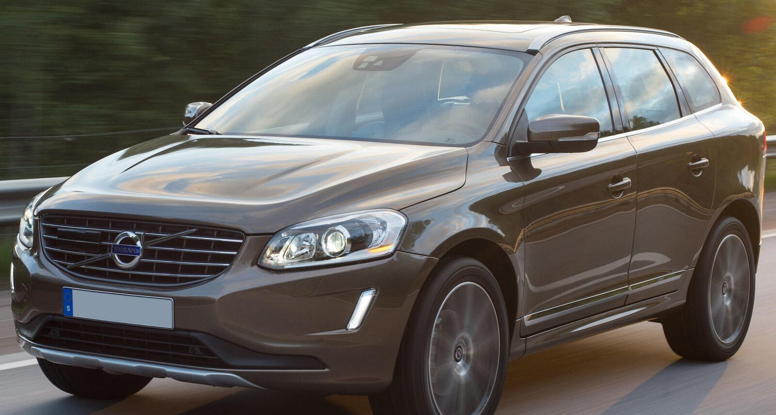 En Volvo XC90 SUV kör längs vägen. (AI text)