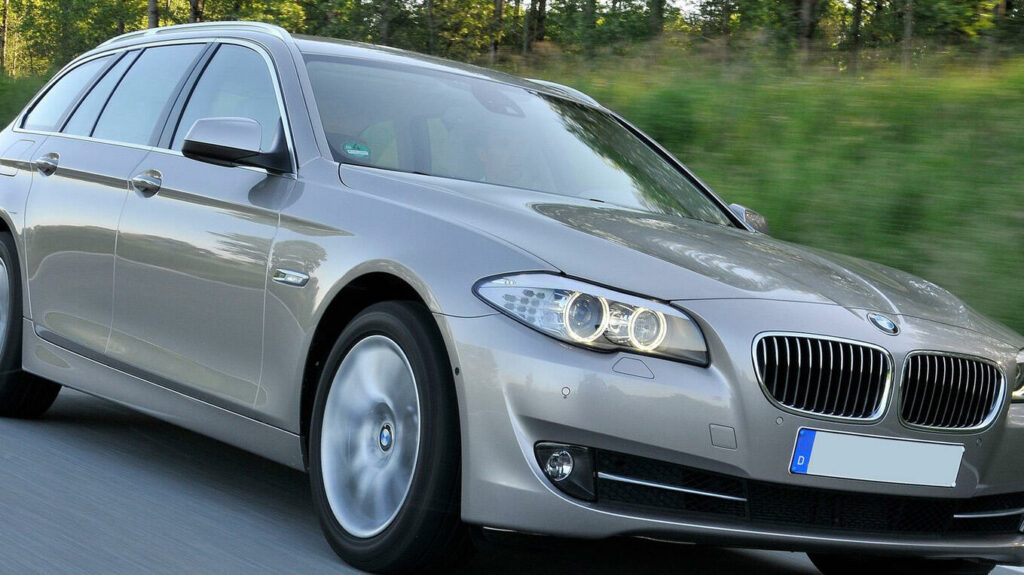BMW 5-serie Touring kör på vägen (AI text)