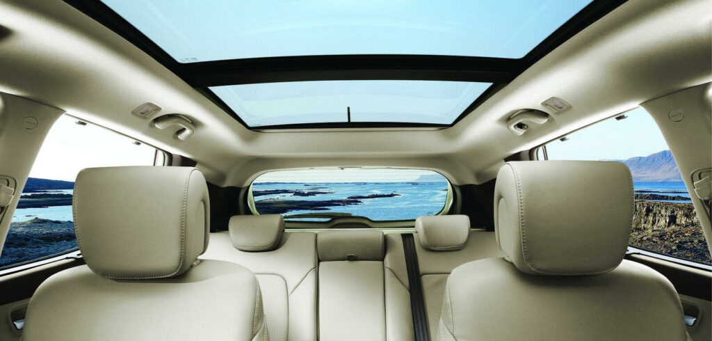 En bil med panoramagrill i interiören. (AI text)