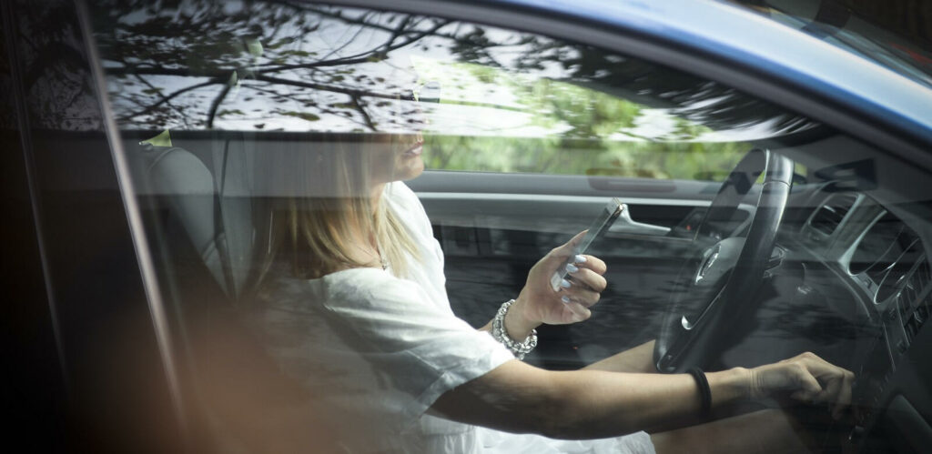 En kvinna kör en bil. (AI text)