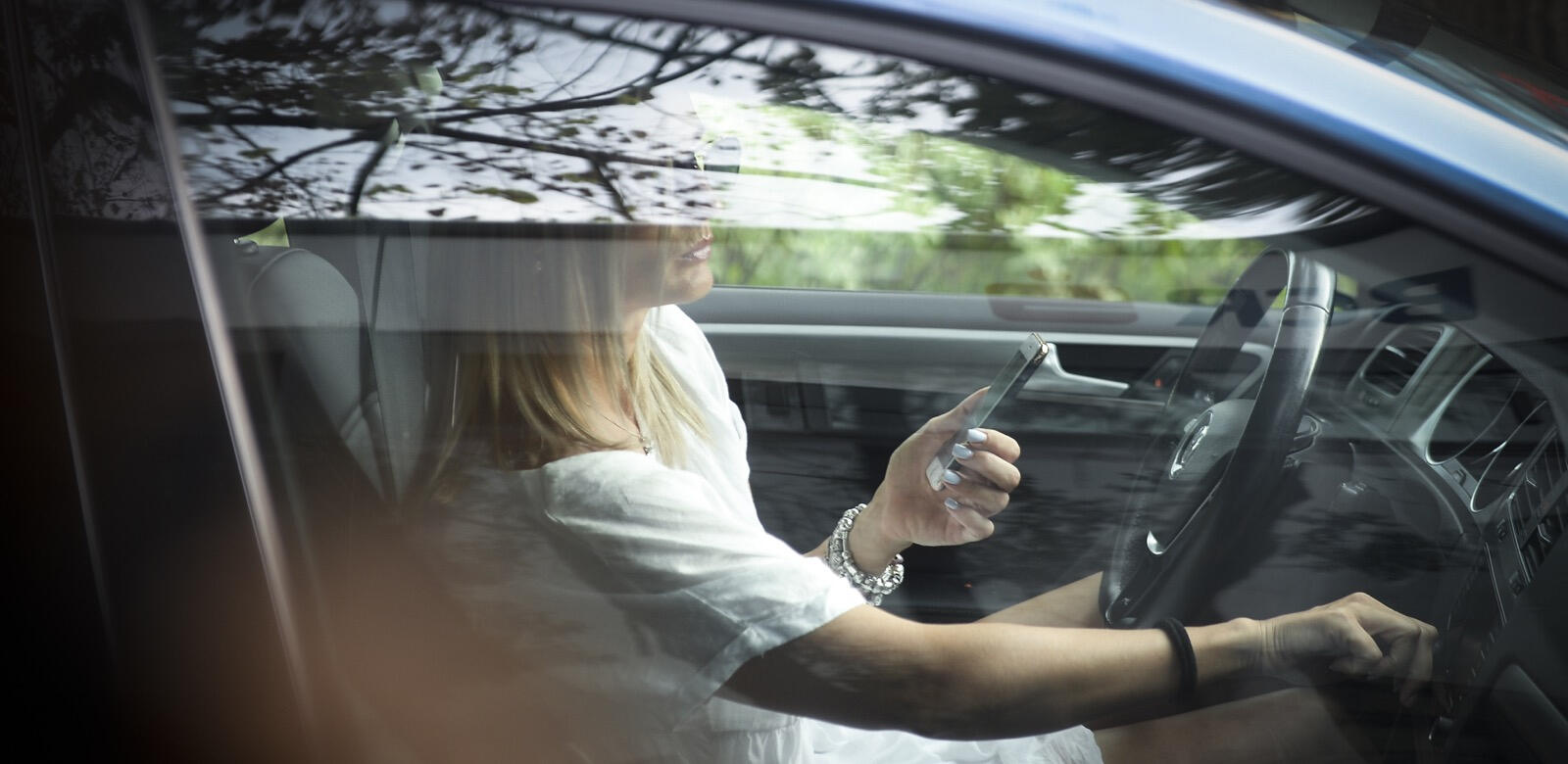 En kvinna kör en bil. (AI text)