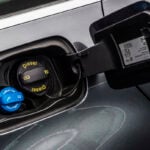 En bil med en blå knapp på instrumentbrädan. (AI text)