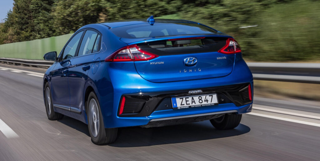 Den nya Hyundai Ioniq kör längs vägen. (AI text)