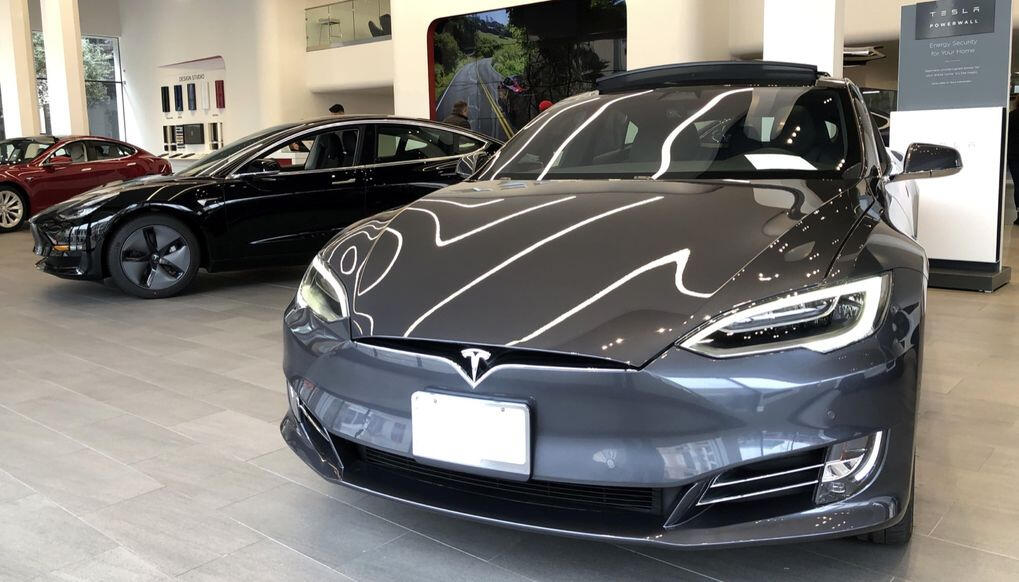 Tesla Model X utställningslokal (AI text)