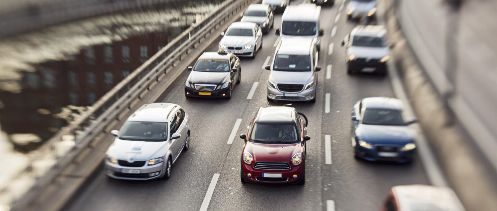 En bil kör nedför en motorväg. (AI text)