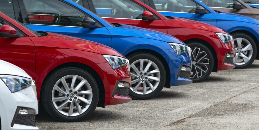 En rad bilar parkerade i en parkeringsplats (AI text)